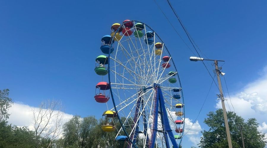 Колесо обозрения в горпарке Камн-на-Оби