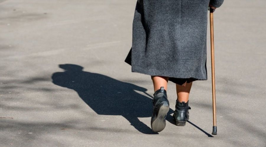 Бабка идет по улице