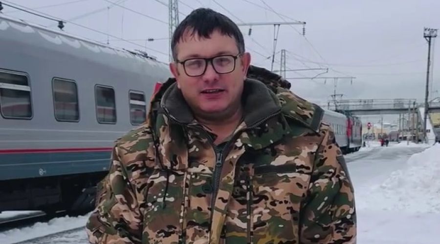 Александр Пластеев на ж/д вокзале перед отправкой на СВО