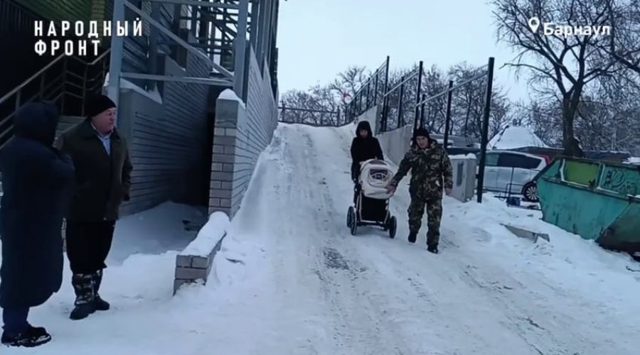 Жители проблемного долгостроя на Петра Сухова вынуждены пользоваться опасным спуском вместо пандусов для колясок