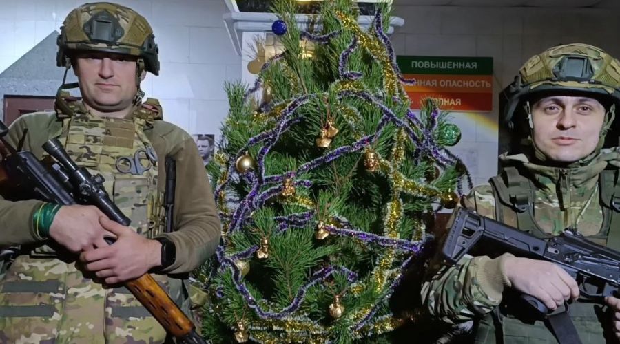 Бойцы СВО с елочными игрушками от сталинистов