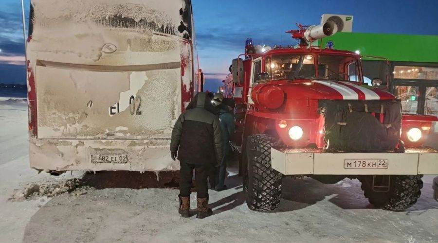 Сломанный автобус на трассе 