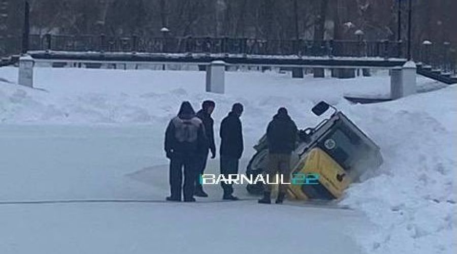 Трактор провалился под лед в парке «Изумрудный»