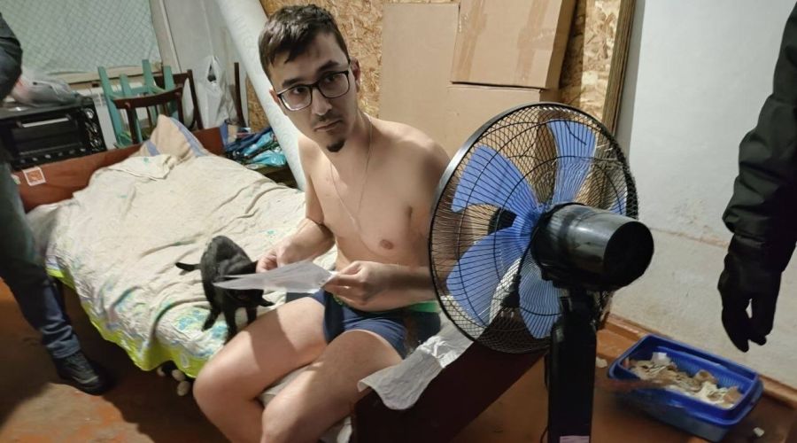 Депутат Чернобай в трусах и силовики