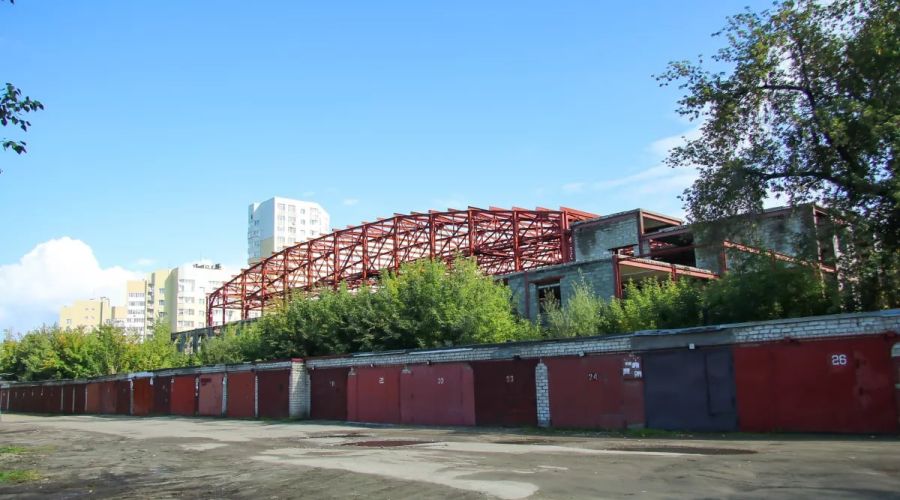 Недостроенный ледовый дворец на проспекте Сибирском, 52. Сентябрь 2023 года
