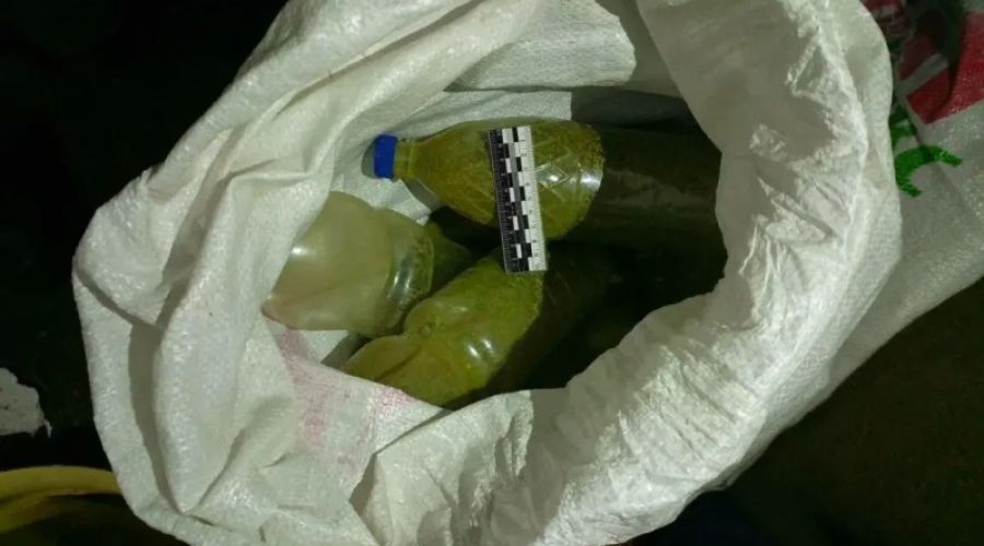 Изъятые у жителя Калманского района емкости с наркотическим растением