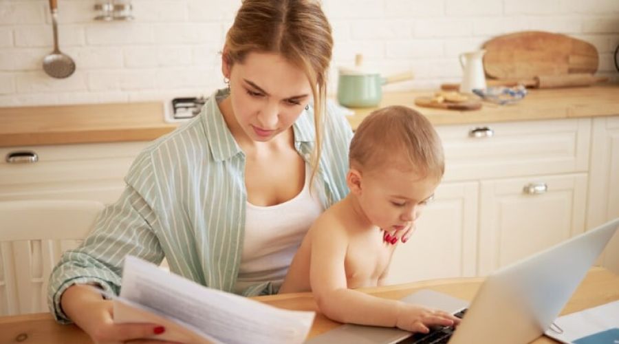 Ребенок с матерью