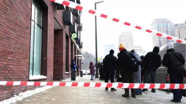 Люди у дома, где было совершено покушение на убийство генерала Минобороны РФ Владимира Алексеева