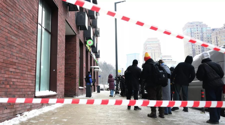 Люди у дома, где было совершено покушение на убийство генерала Минобороны РФ Владимира Алексеева