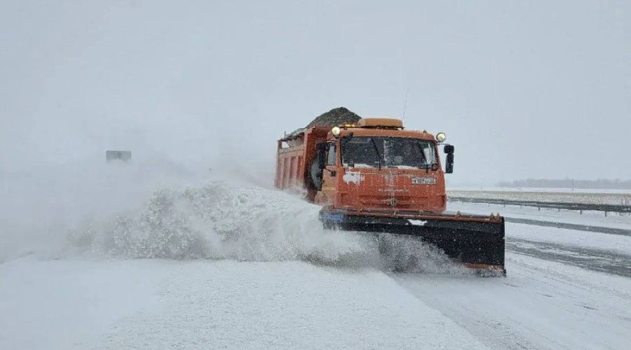 Снегоуборочная машина на дорогах Алтайского края 