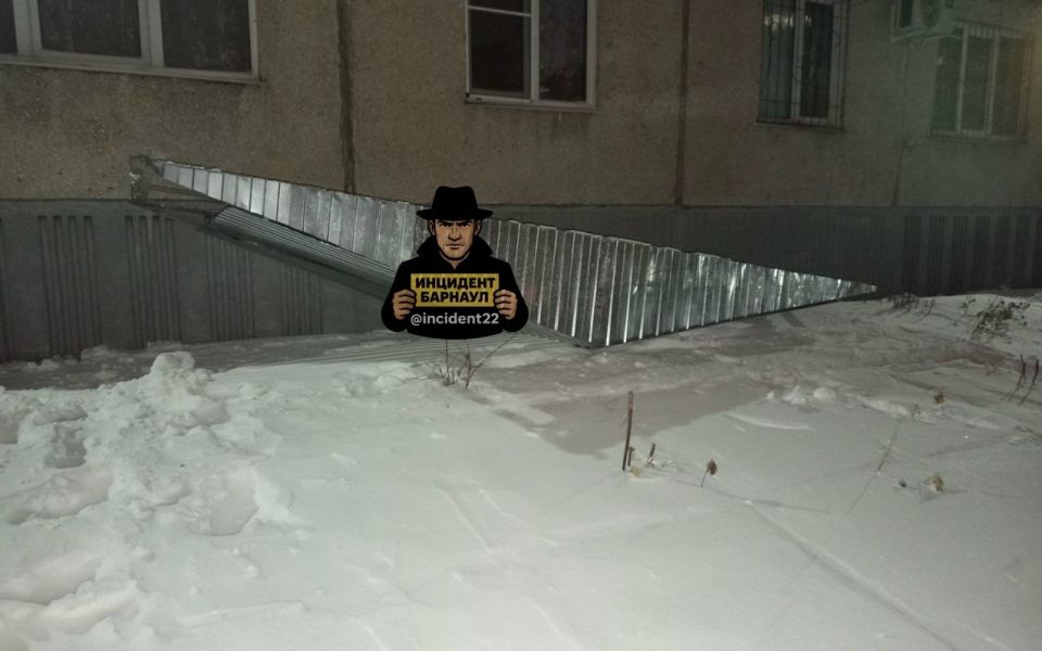 Ураганный ветер сорвал козырек с подъезда барнаульской многоэтажки - Новости Банкфакс, 11.03.2026