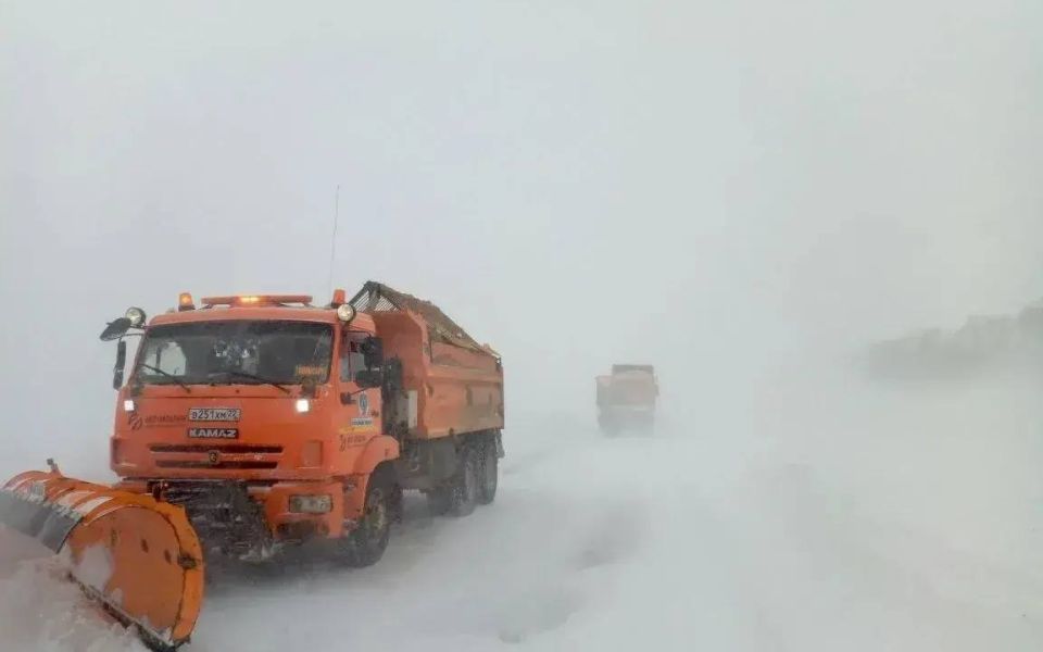 Более 400 единиц дорожной техники вышли на расчистку алтайских трасс в снежную бурю - Новости Банкфакс, 13.03.2026