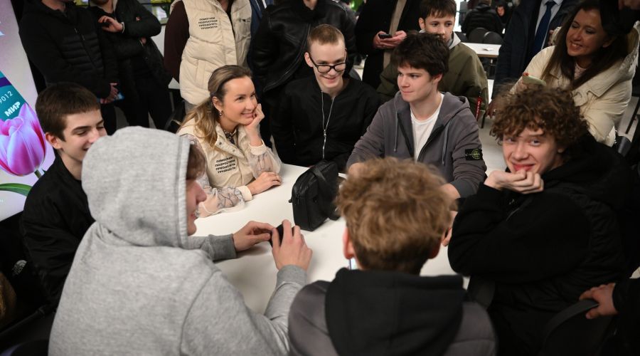 Мария Львова-Белова в окружении детей