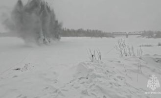 Взрыв льда на реке Чумыш в Тальменском районе