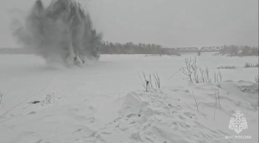 Взрыв льда на реке Чумыш в Тальменском районе