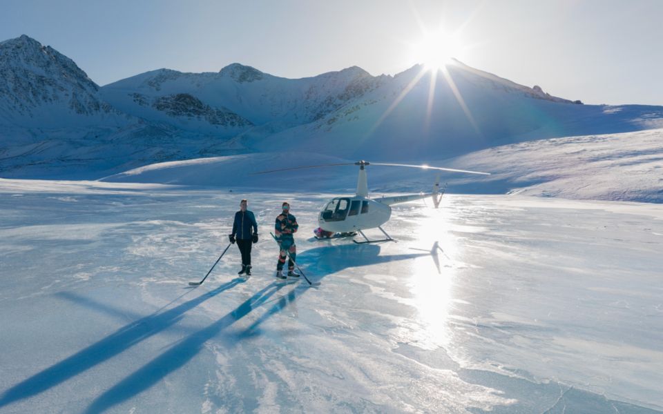 Пилота вертолета оштрафовали за посадку на замерзшее озеро ради игры в хоккей на Алтае - Новости Банкфакс, 17.03.2026