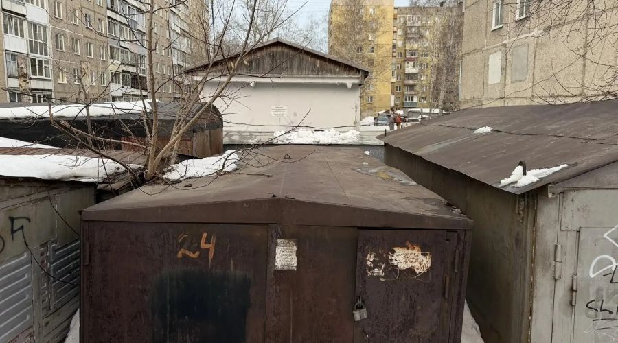 Гараж, рядом с которым от удара током погиб мальчик в Барнауле