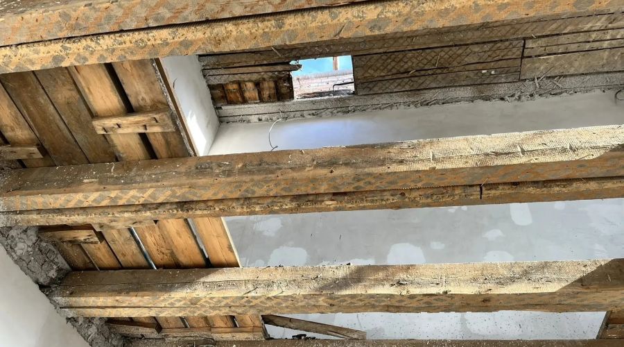 Крыша образовательного учреждения в Рубцовске, с которой упал рабочий