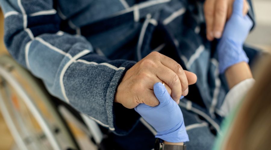 Уход за пожилыми и инвалидами