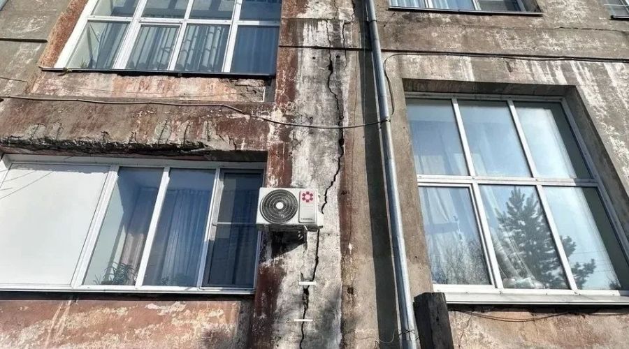 Частично обрушившаяся стена Рубцовского педколледжа