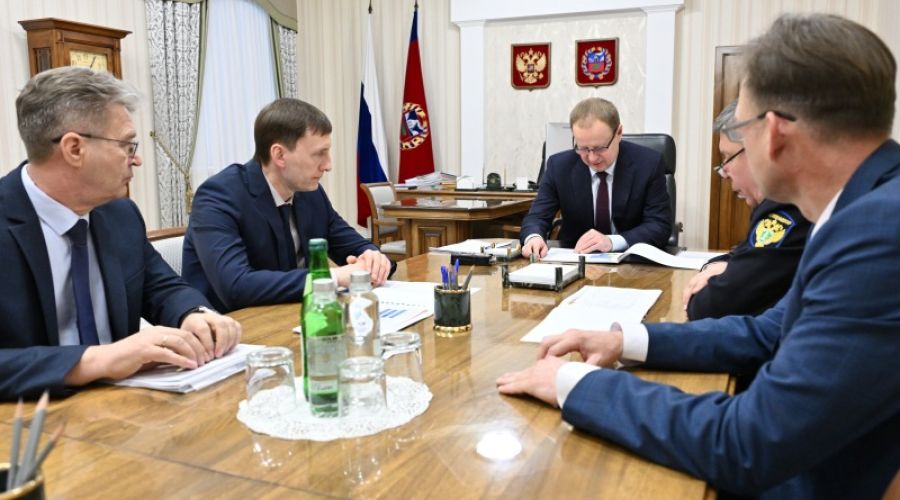 Совещание губернатора Алтайского края Виктора Томенко с исполняющим обязанности руководителя Сибирского управления Ростехнадзора Андреем Плешивцевым