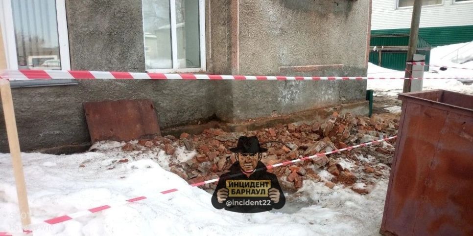 С фасада осыпалась кирпичная кладка
