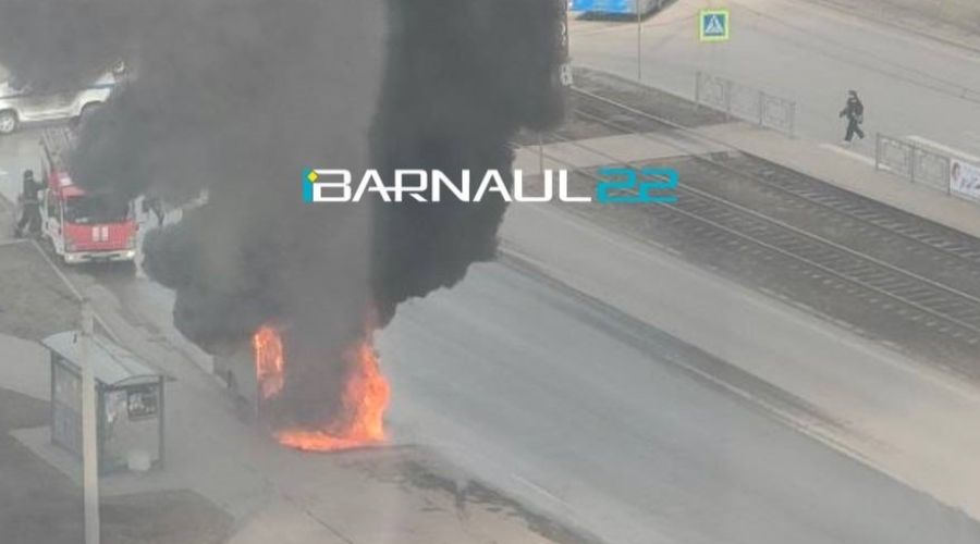 Горит маршрутка на улице Малахова в Барнауле