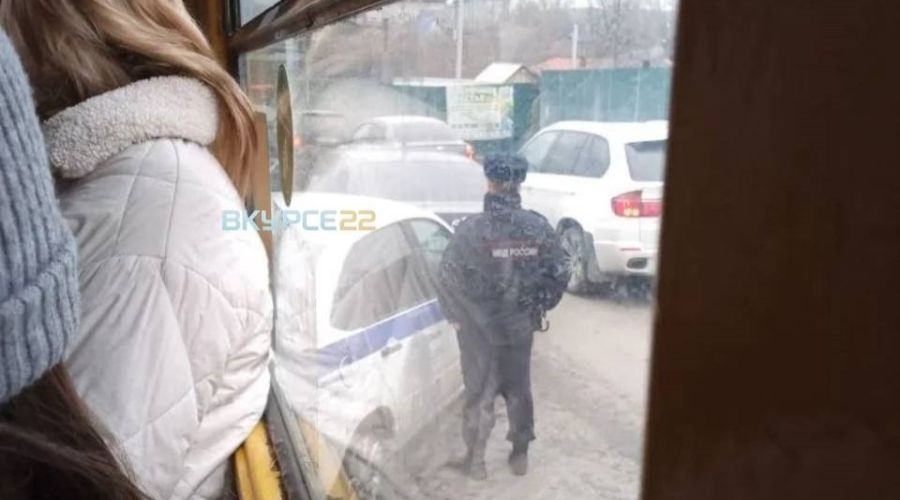 Трамвай протаранил машину полицейских в Барнауле