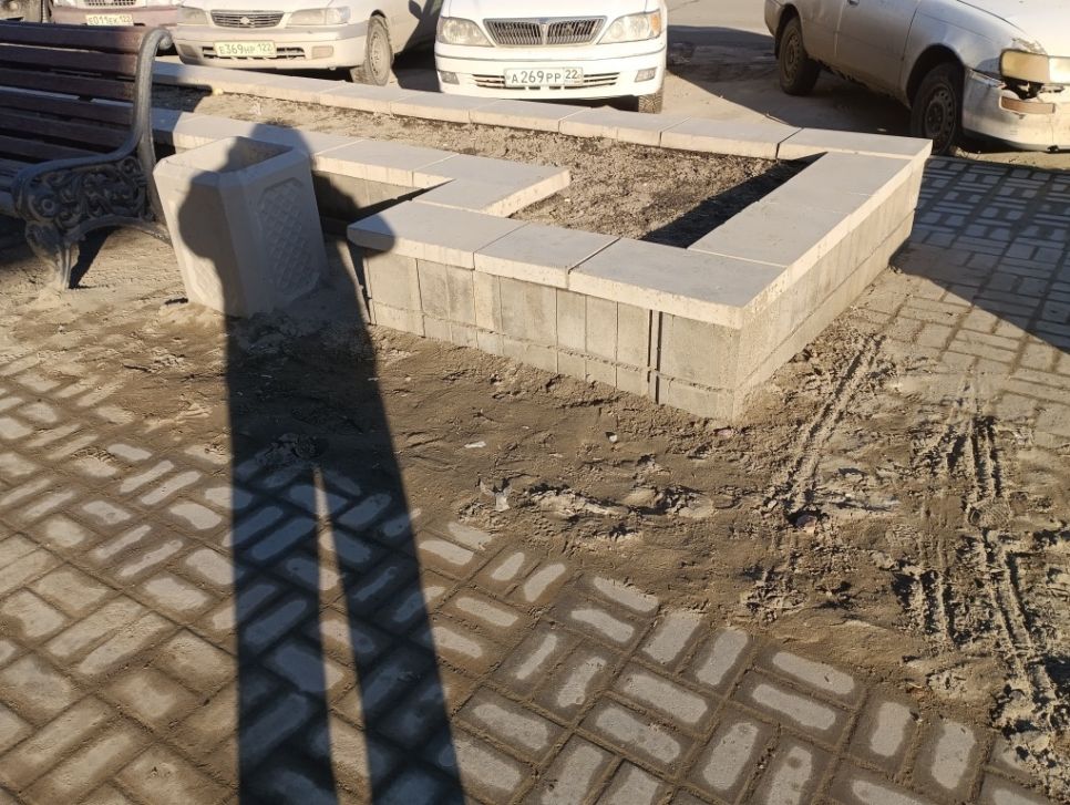 Тротуар на улице Молодежной утром 9 апреля напротив общежития АГАУ 