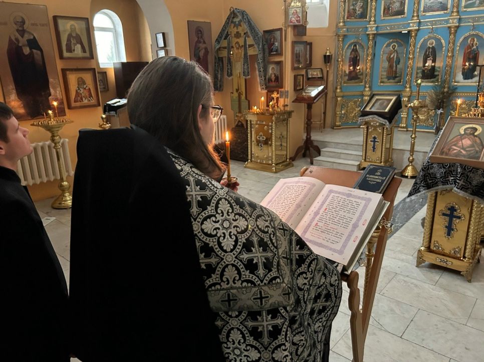 Служба в храме