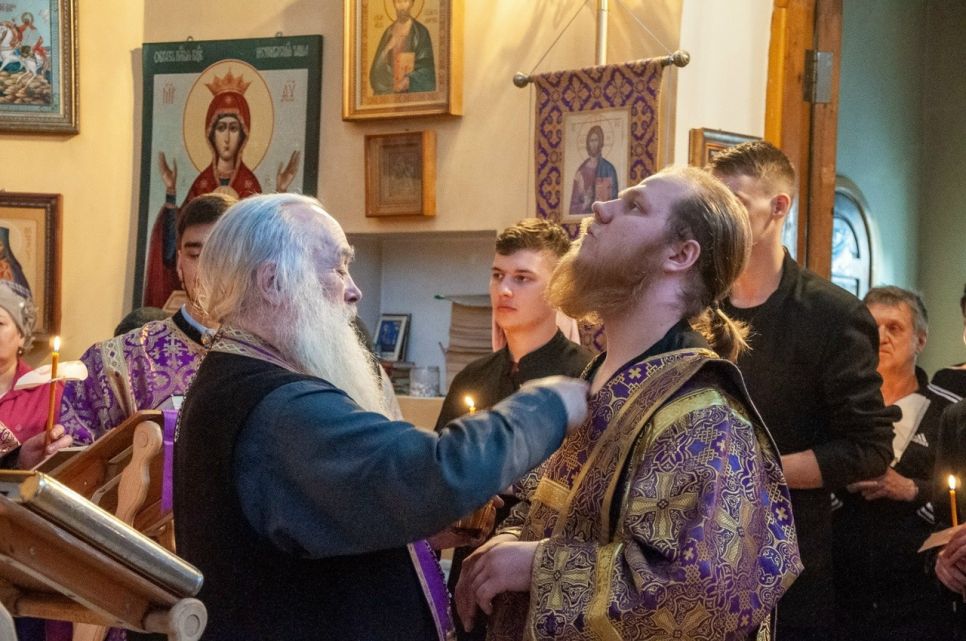 В канун Великого Четверга в Иверском храме Барнаульской духовной семинарии прошло вечернее богослужение.