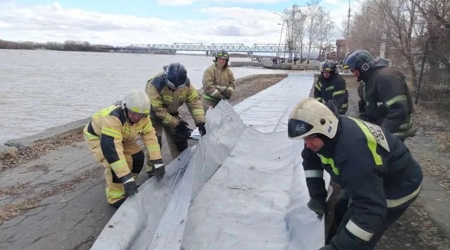 В связи с угрозой подтопления прибрежной части города руководством ГУ МЧС России по Алтайскому краю принято решение об установке водоналивных дамб на набережной реки 