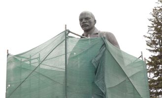 Ремонт памятника Владимиру Ленину