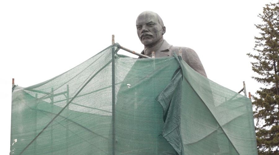 Ремонт памятника Владимиру Ленину