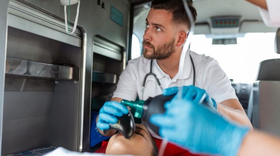 Медики оказывают помощь