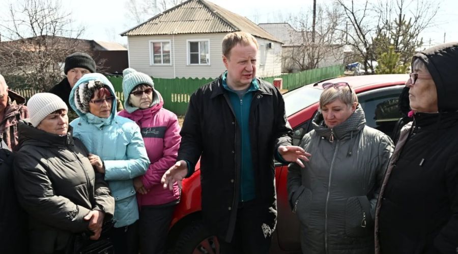 Губернатор Виктор Томенко общается с населением