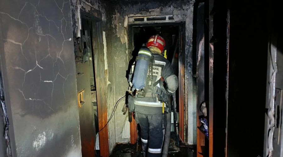 Сотрудники ГУ МЧС России по Алтайскому краю потушили пожар в барнаульской многоэтажке