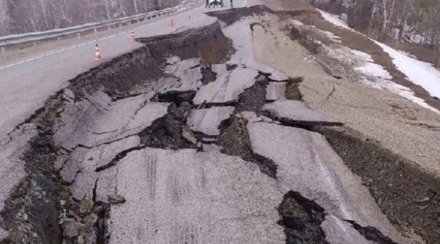 обрушенный участок дороги