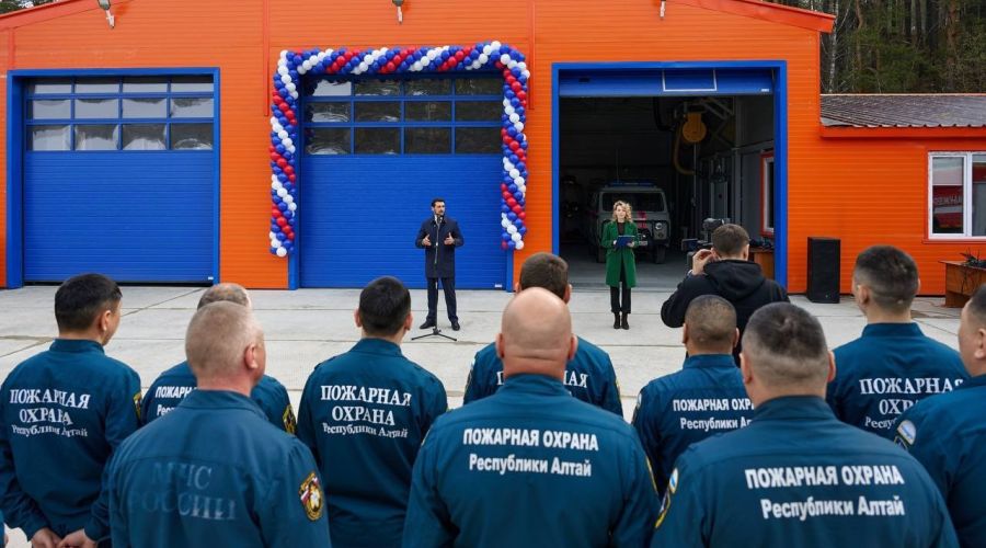 Александр Прокопьев выступает с приветственным словом