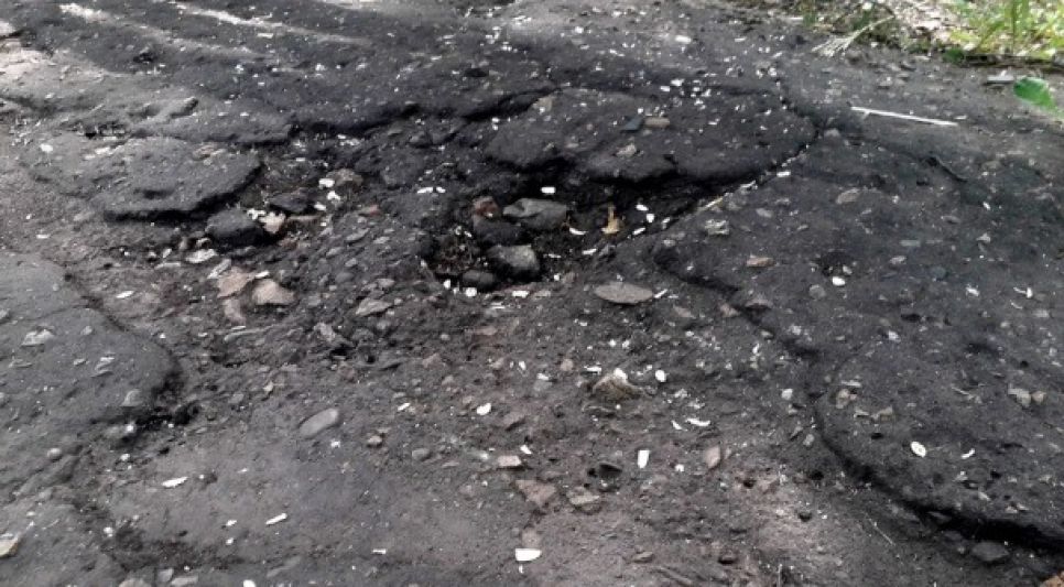 Асфальт на алее Целинников в удручающем состоянии