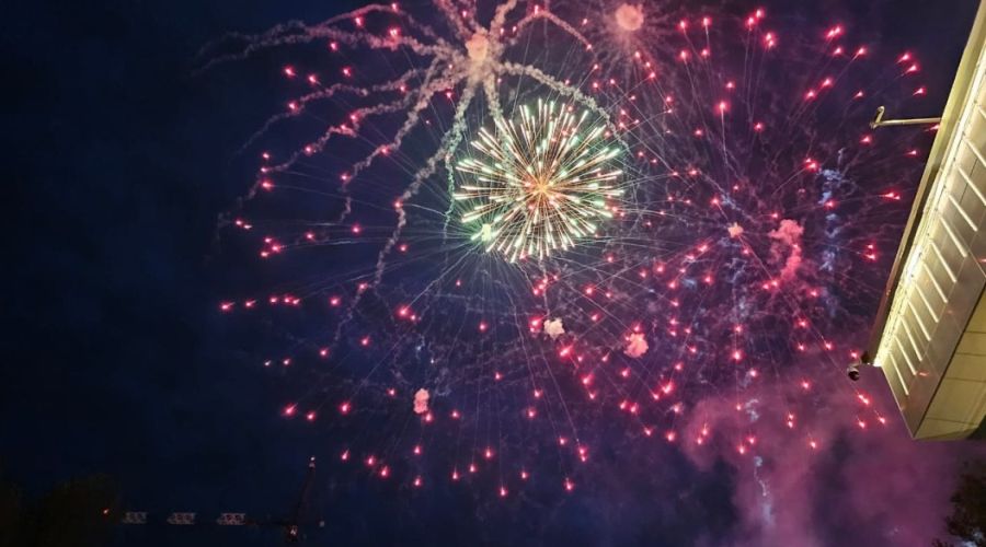 Праздничный фейерверк