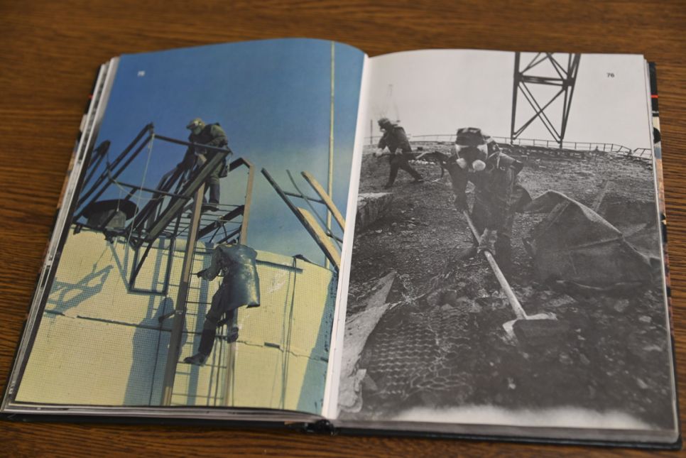 Иллюстрация из книги "Горькая память Чернобыля", на которой изображена работа биороботов