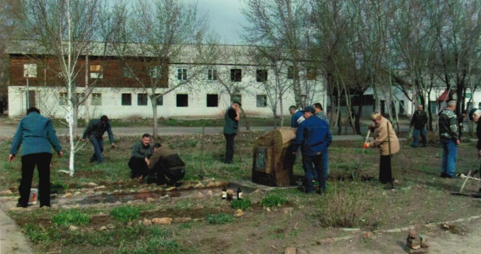Субботник у памятного камня
