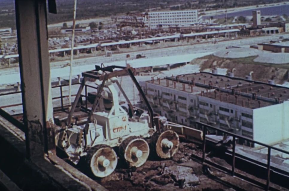 Похожий робот Александр Першин поднимал на крышу 