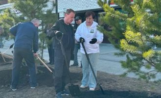 Вячеслав Франк поучаствовал в посадках деревьев на аллее по улице 65 лет Победы, 1