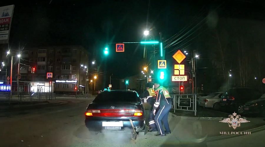 В Республике Алтай полицейские задержали нетрезвого водителя, который протащил госавтоинспектора более трехсот метров по асфальту