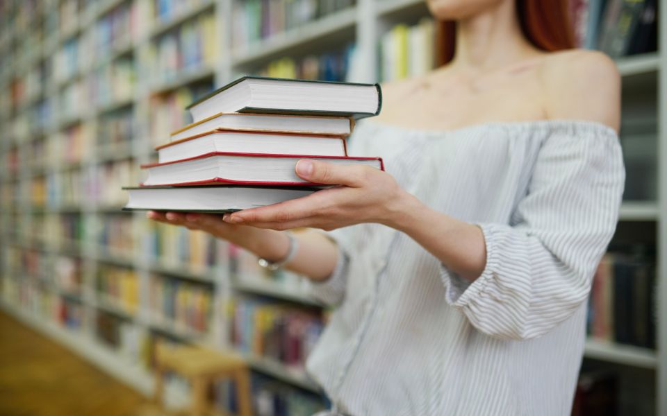 Продажи книг Григория Остера выросли почти на 500 % после жалобы алтайского депутата - Новости Банкфакс, 28.04.2026