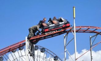 Сотрудники парка «Арлекино» помогают гостям спуститься со сломанного аттракциона