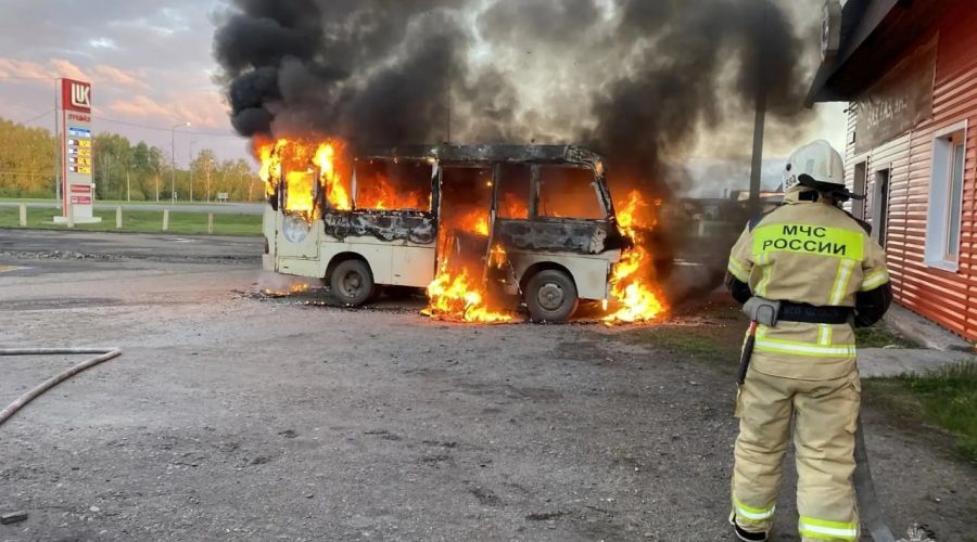 В Павловском районе потушили загоревшийся автобус