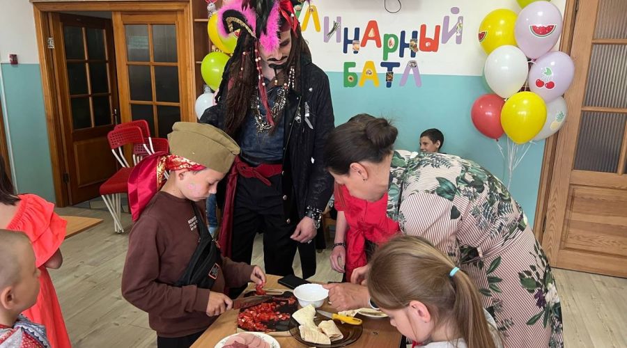 Джек Воробей с воспитанниками благотворительного центра